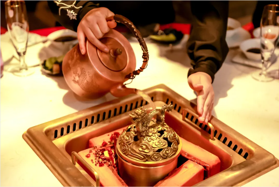 火鍋“新物種”強(qiáng)勢(shì)崛起！“發(fā)酵鍋底”正在升級(jí)火鍋賽道